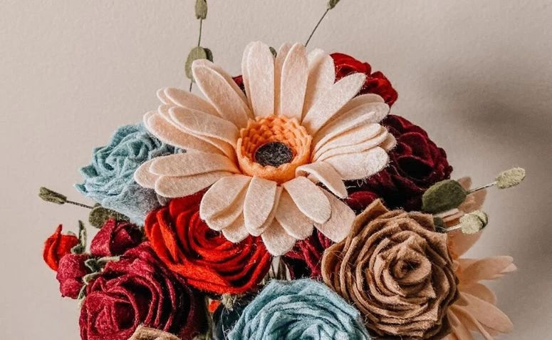 Cvet iz klobučevine: naučite se izdelati in si oglejte 70 čudovitih in občutljivih modelov