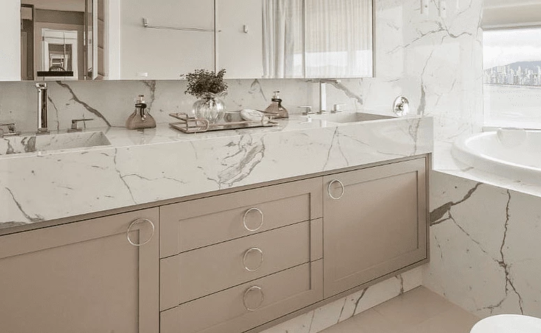 70 bänkskivor i marmor i badrummet som utstrålar sofistikering