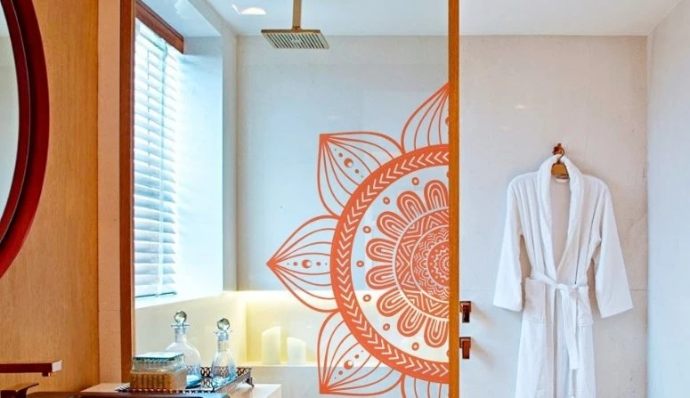 35 дизайнів наклейок для ванної кімнати, які освіжать обстановку