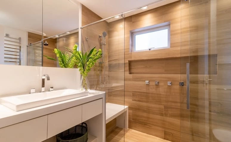 Ванные комнаты, отделанные деревом: 60 идей для преображения вашего пространства
