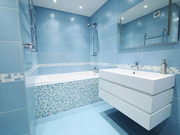 Suoraan meren pohjasta: herkkyyttä ja charmia 25 sinisessä kylpyhuoneessa.