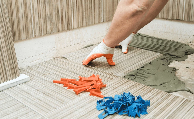 Inžinieriaus patarimai, kaip kloti grindis ir kaip tai padaryti patiems