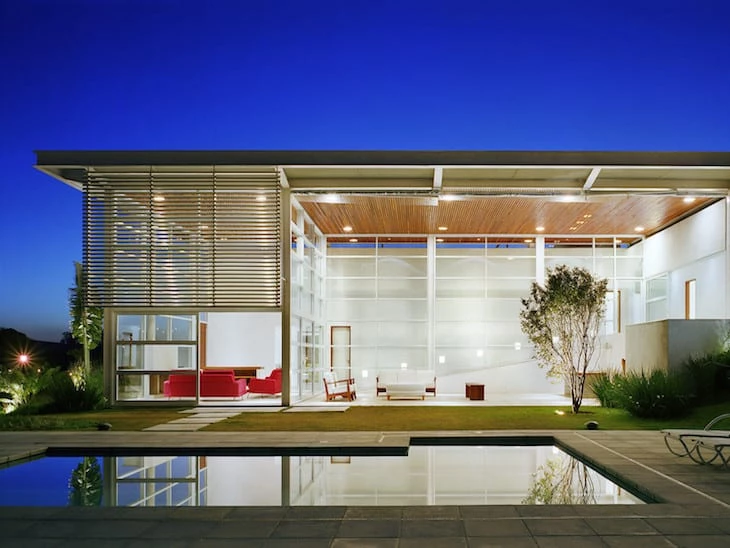 Glaswände verleihen der Architektur ein modernes und atemberaubendes Aussehen