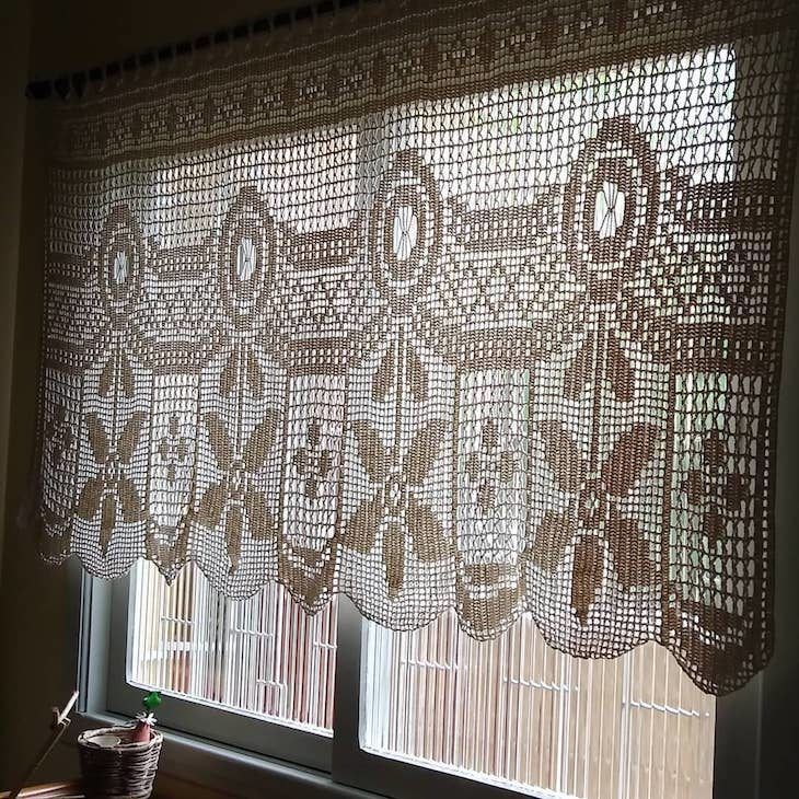 かぎ針編みのカーテン：40のデザインで家を飾る