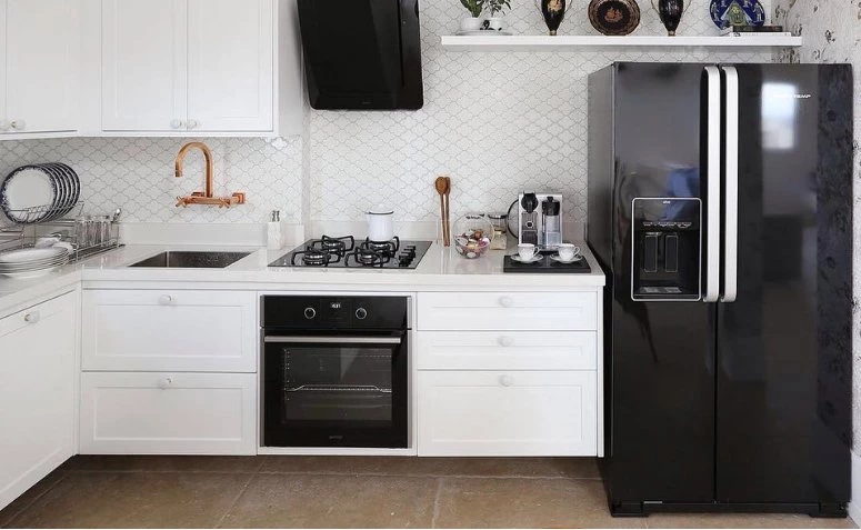 Schwarzer Kühlschrank: Erfahren Sie, wie Sie Ihre Küche mit diesem auffälligen Stück dekorieren können