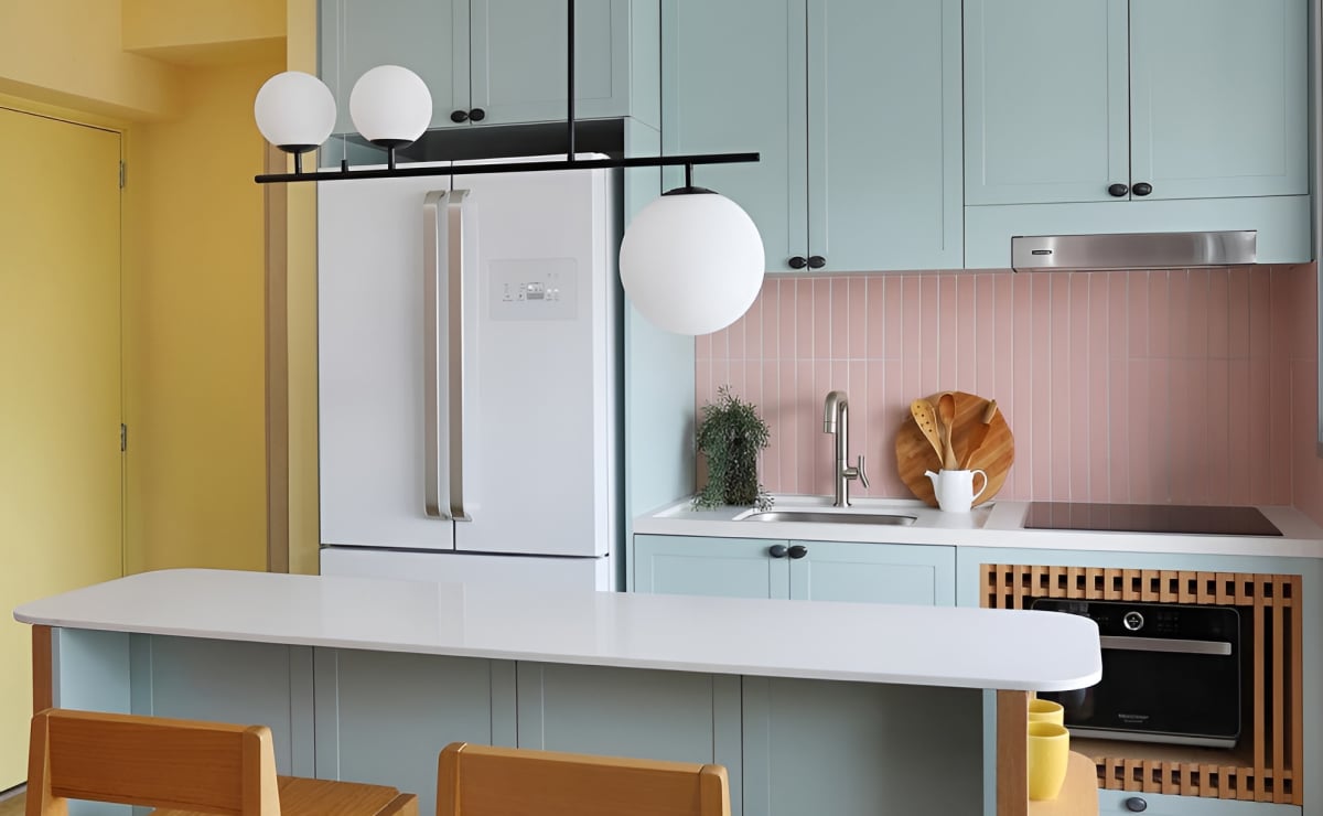 लहान स्वयंपाकघरे: तुमच्या जागेचा पुरेपूर वापर करण्यासाठी टिपा आणि 100 कल्पना
