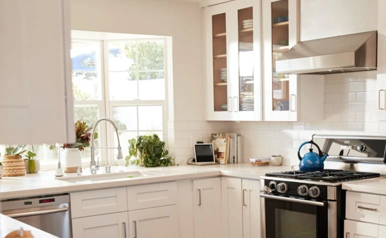 50 снимки на кухненски прозорци и съвети как да изберете своя
