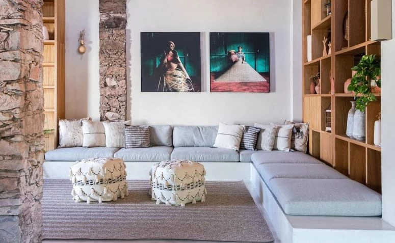 25 pomieszczeń z murowanymi sofami, które są w sam raz