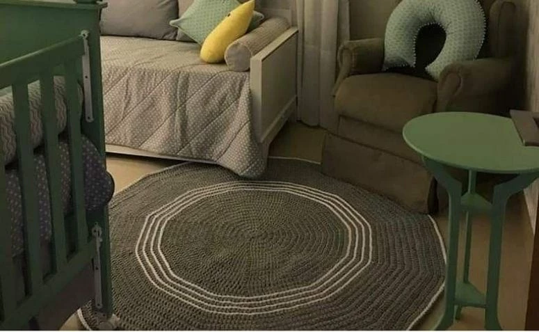 Háčkovaný koberec do spálne: ako ozdobiť svoj priestor týmto kúskom
