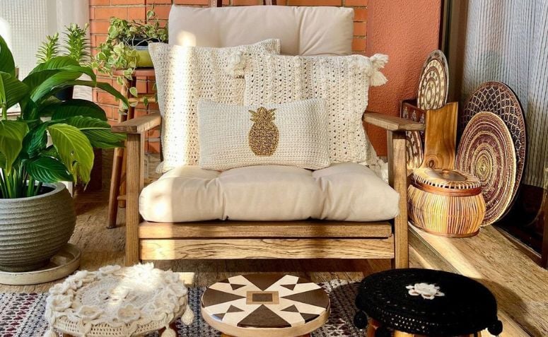 Se volete dare un aspetto grazioso alla vostra casa, utilizzate i cuscini all'uncinetto per decorarla.