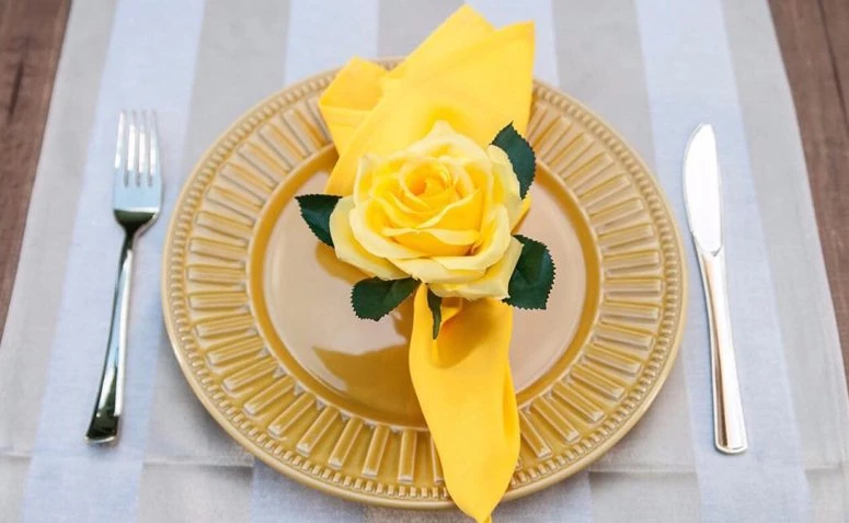 Tkaninowa serwetka: więcej wyrafinowania w dekoracji ustawienia stołu