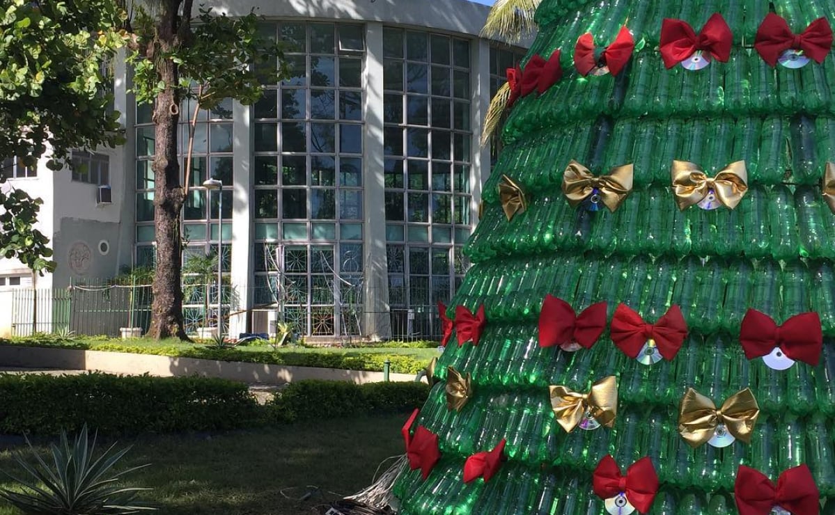 Božično drevo iz plastenk PET: 30 idej za trajnost, ki bodo zasijale