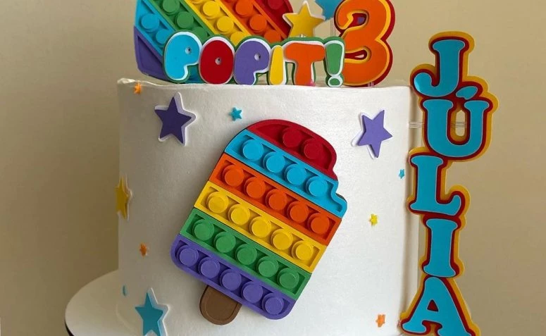 30 diseños de tartas Pop It para apuntarse a esta tendencia tan colorida