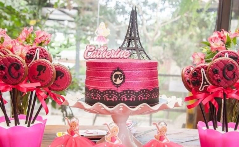 Barbie-taart: 75 glamoureuze ideeën en hoe je je eigen taart maakt