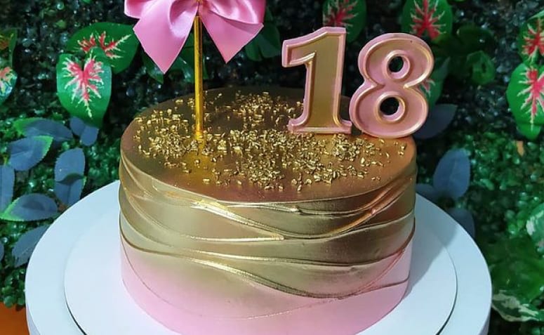 सुन्दर 18 औं जन्मदिन केक मोडेलहरू र मिति मनाउन कसरी बनाउने