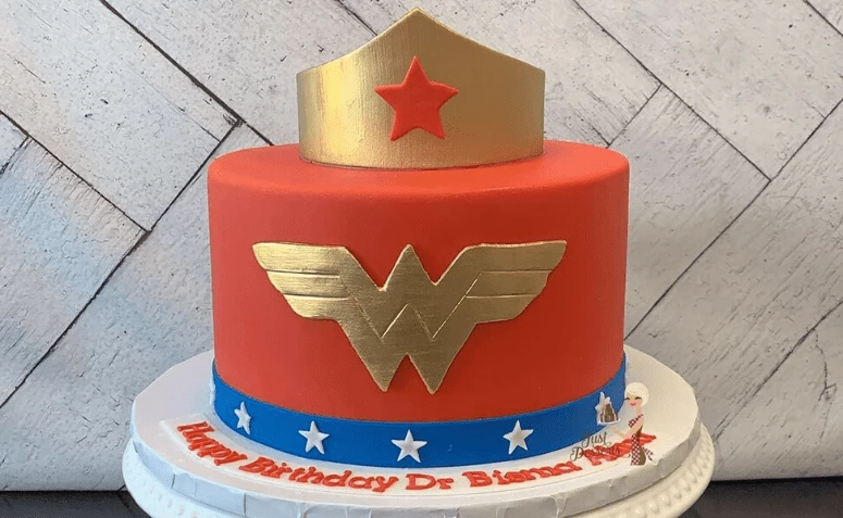 کیک Wonder Woman: 50 ایده برای یک جشن فوق العاده
