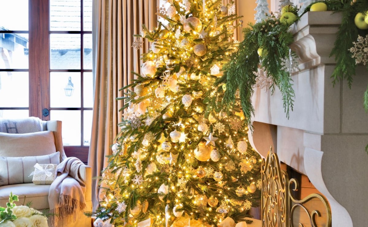 Árbol de Navidad dorado: glamour y brillo en la decoración navideña