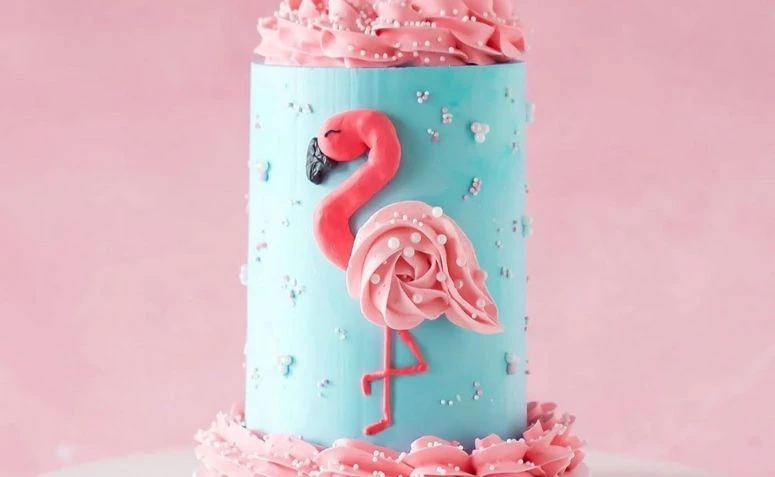 फ्लेमिङ्गो केक: स्टेप बाइ स्टेप र 110 मोडलहरू उत्साहले भरिएका छन्