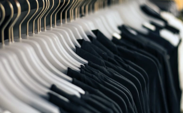 Jak odstranit chloupky z černého oblečení: naučte se, jak je účinně odstranit