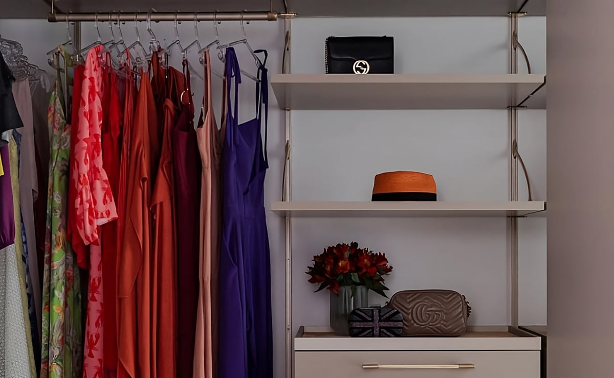 15 Tipps, um Ihren Kleiderschrank wie ein Profi zu organisieren