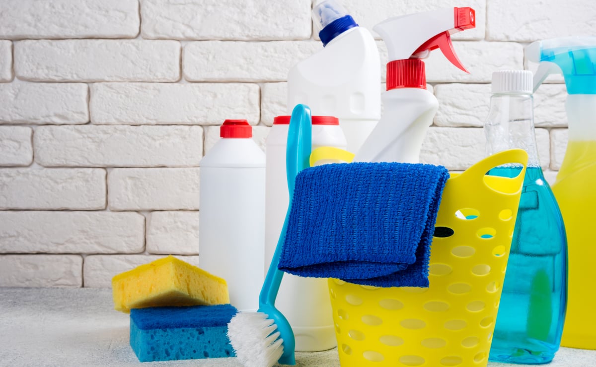 11 productos de limpieza que no pueden faltar en tu despensa
