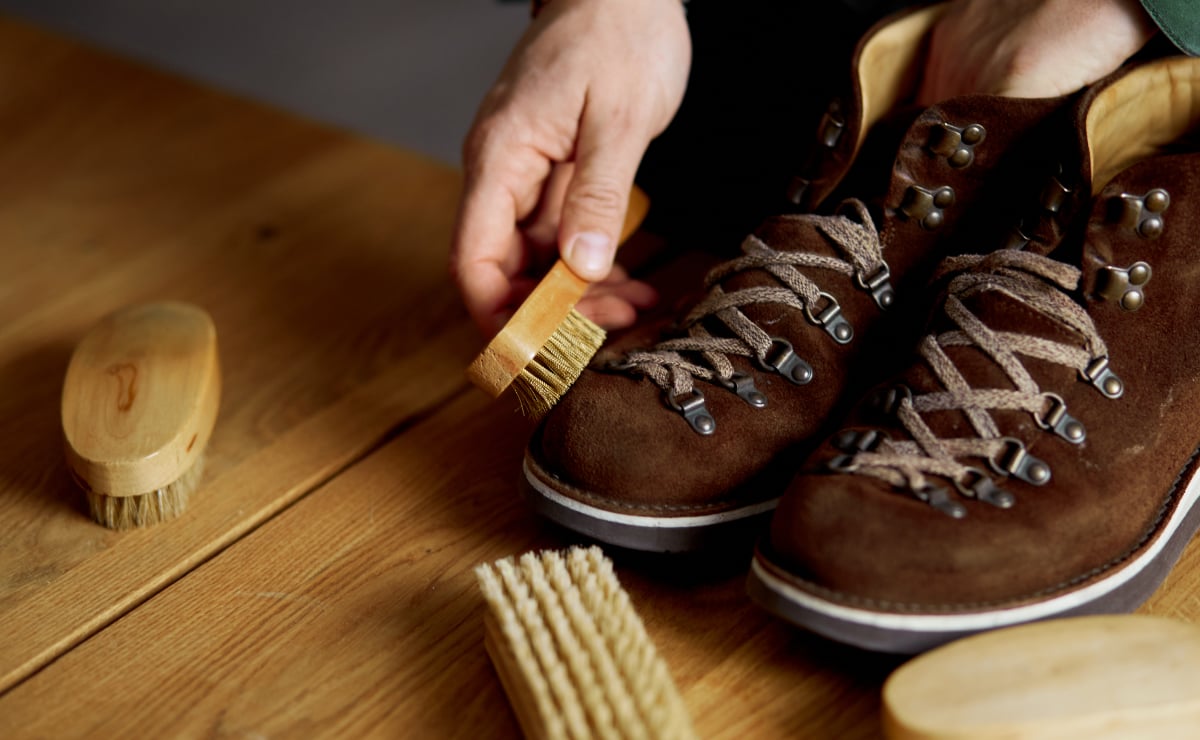 Как чистить замшевую обувь: 10 полезных советов и рекомендаций