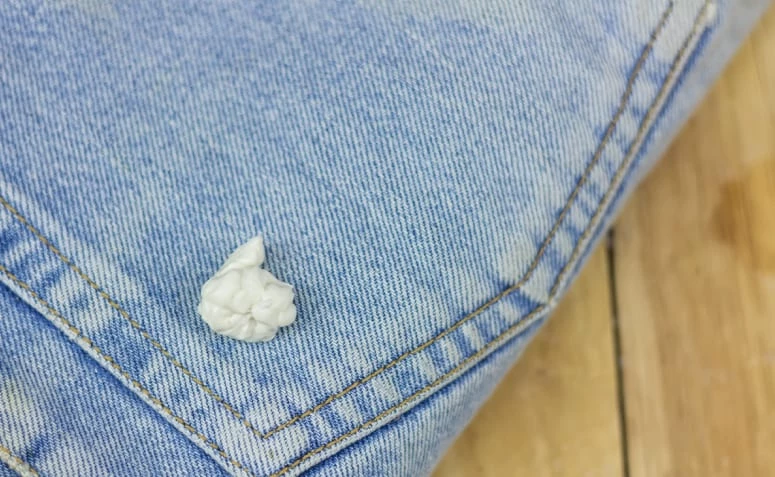 Hoe verwijder je kauwgom uit kleren: tutorials die je kleren zullen redden