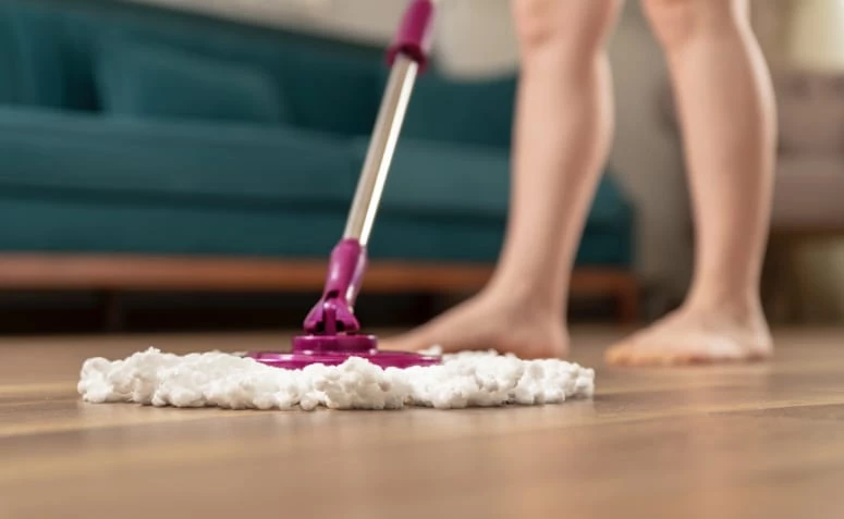 5 nepostrádateľných tipov a návodov na čistenie laminátovej podlahy