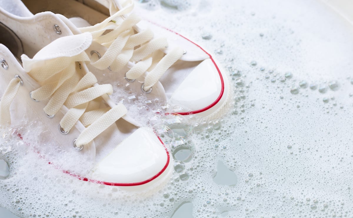 Come pulire le scarpe da ginnastica bianche: 5 trucchi e consigli infallibili per aiutarvi nell'impresa