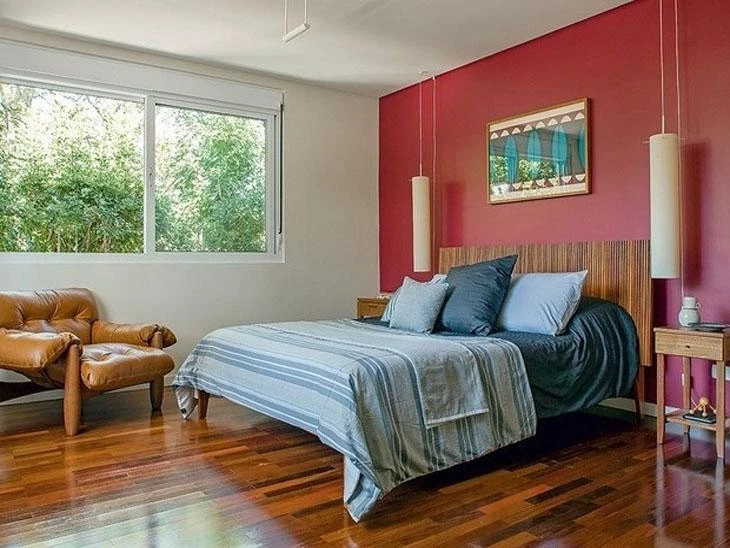 Dhoma gjumi e kuqe: investoni në këtë ide të guximshme dhe simpatike