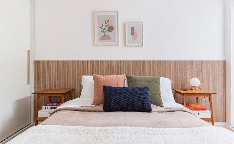 60 idées de têtes de lit à lattes qui transformeront votre chambre à coucher