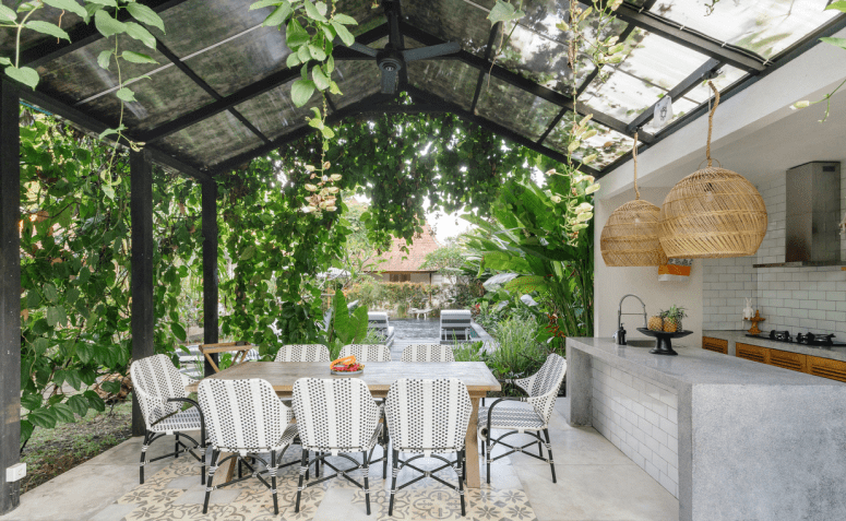 Pergola with glass: what it is and how to use it in your home