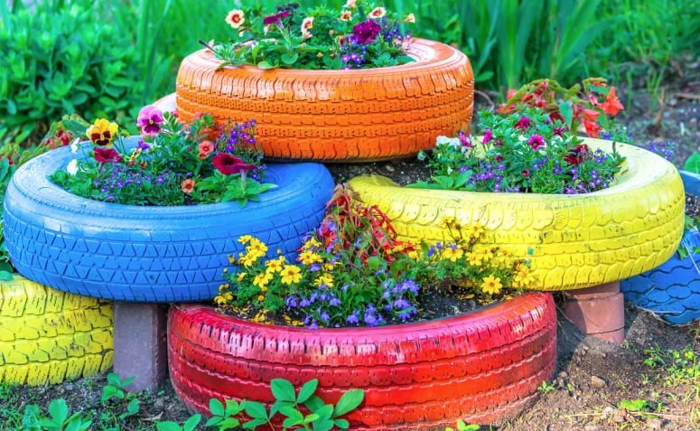 Çiçekli ve sürdürülebilir bir köşe için 55 lastik bahçesi fikri