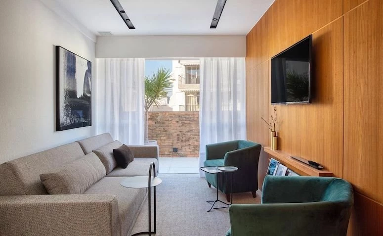 Научете како да го оптимизирате просторот за да декорирате мала ТВ соба