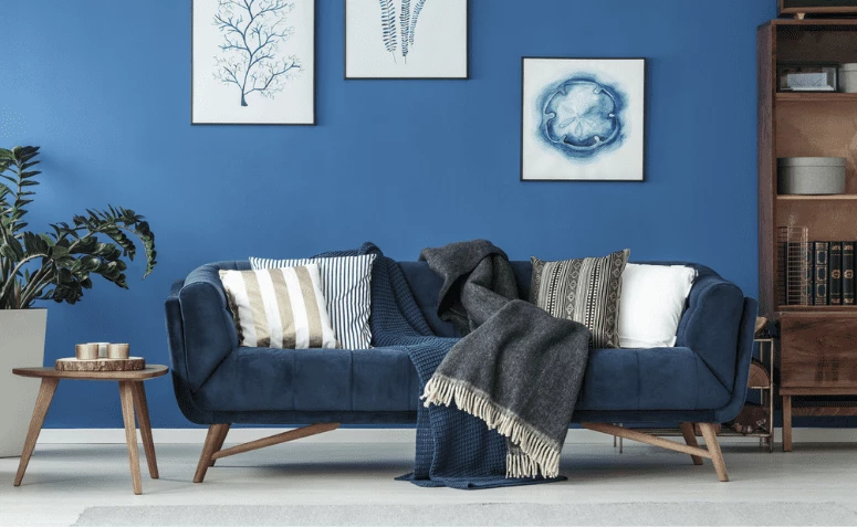 30 navdihov z mornarsko modrim kavčem, ki kažejo veliko sloga